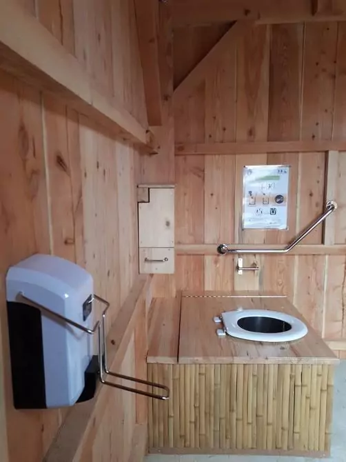 Le distributeur de savon et le meuble de toilettes adapté